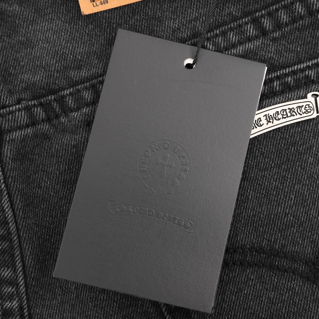 P220 model number Y833 Chrome Hearts/Chrome Hearts classic leather label cross denim trousers After the trousers are finished, they are subjected to heavy enzyme stone grinding and rinsing. Each pair is different in washing. The heavy washing process has many hidden secret details. The trousers featured this time are perfect in terms of shape and upper body. It is no exaggeration to say that it takes more time to make 20 short-sleeves than to make one pair of jeans. The fabric is made of 12.2 ounces of high-quality denim. Only denim with 12 ounces or more can have the unique high-end texture of denim. I am very satisfied with the proofing after several washes. Size:28-34
